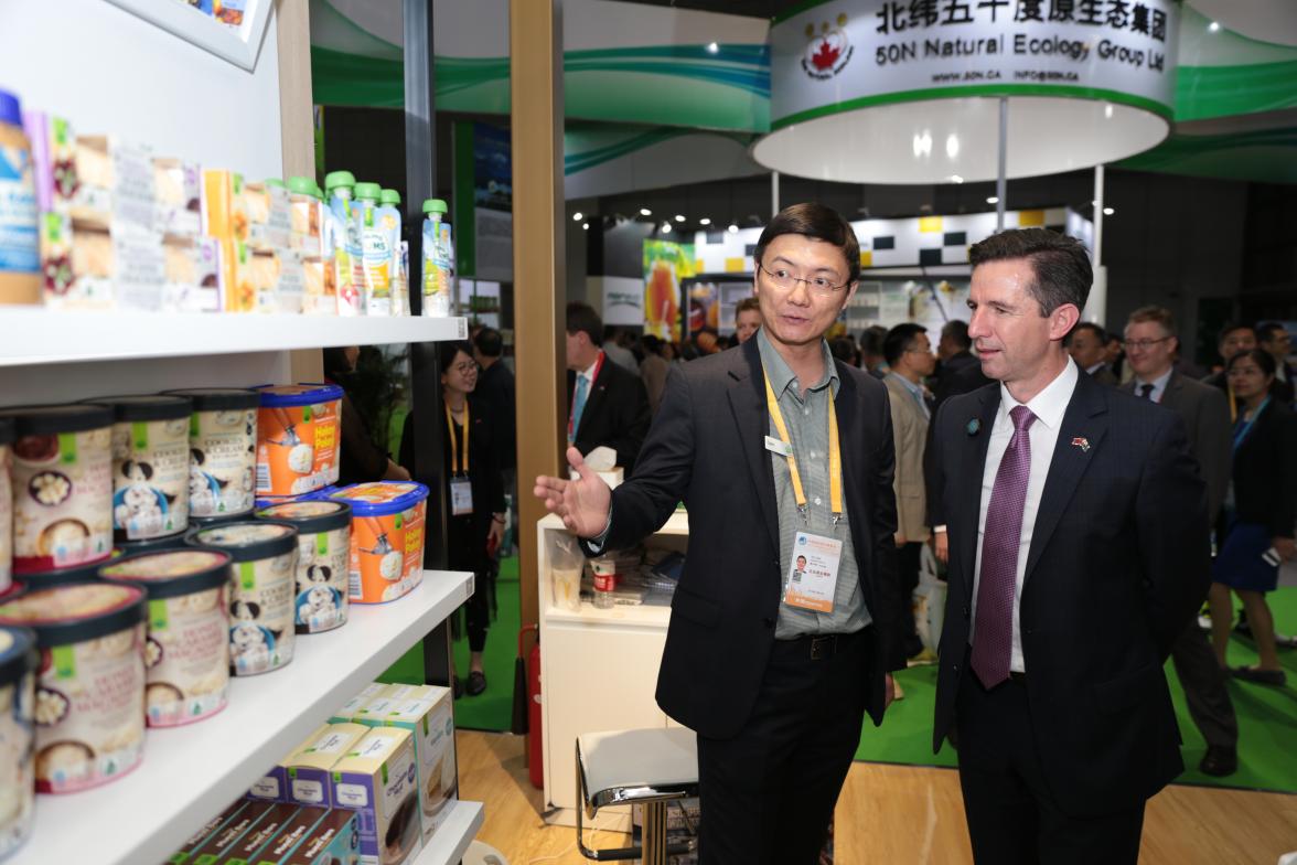 Trade, Tourism and Investment Minister Simon Birmingham looking at the Woolworths exhibit which has shelves of products