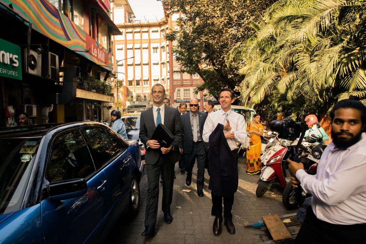 Photo of Minister Simon Birmingham walking to Mahindra House.