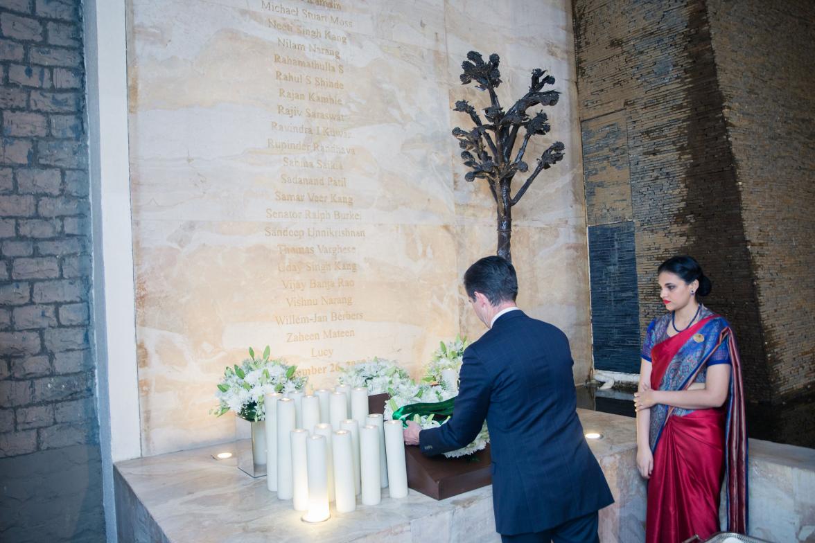 Photo of Minister Simon Birmingham laying a wreath for the victims of the 2008 Mumbai terrorist attacks.