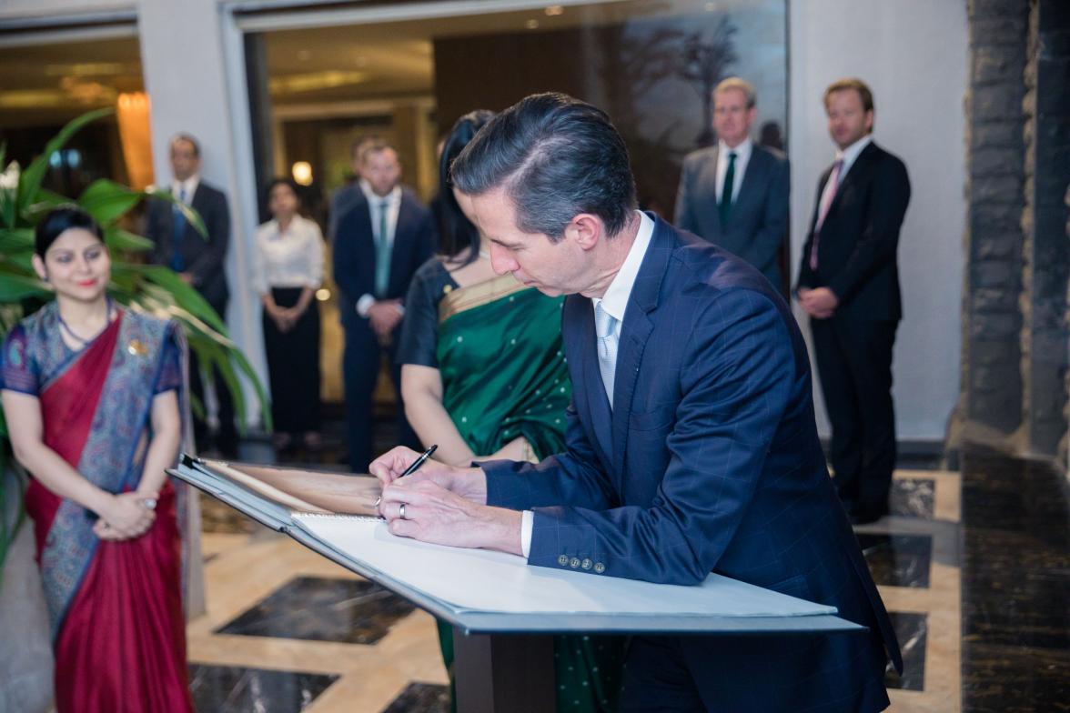 Photo of Minister Simon Birmingham writing a message for the victims of the 2008 Mumbai terrorist attacks.