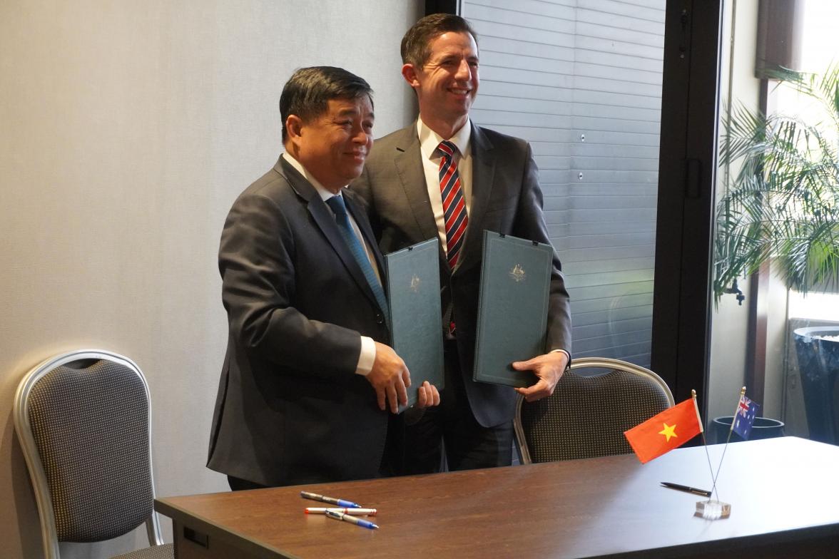 Photo of Minister for Planning and Investment Dung with Minister Birmingham signing the Australia Vietnam Economic Partnership.