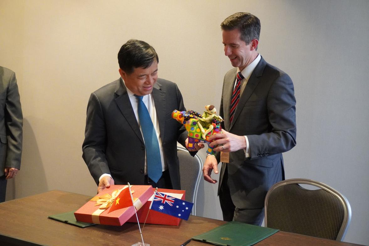 Photo of Minister for Planning and Investment Dung with Minister Birmingham exchanging gifts.