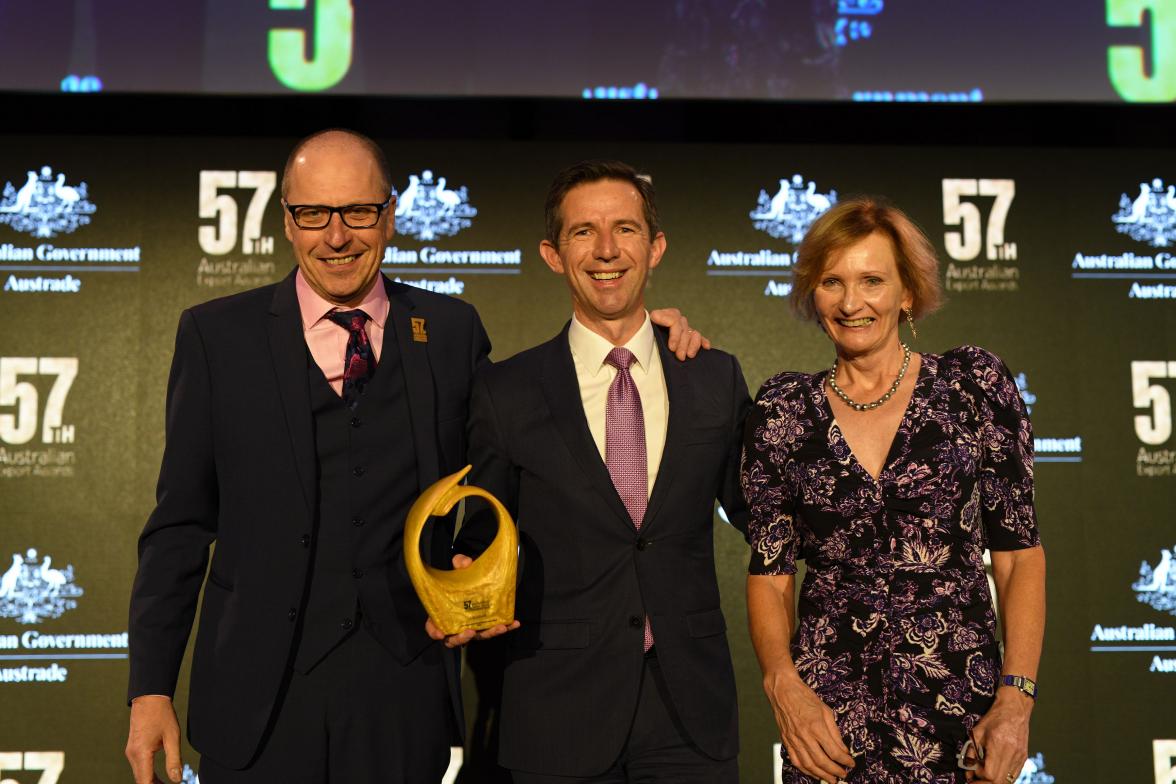 Photo of Minister Birmingham presenting the Australian Exporter of the Year Award 2019 to two representatives from Populous.