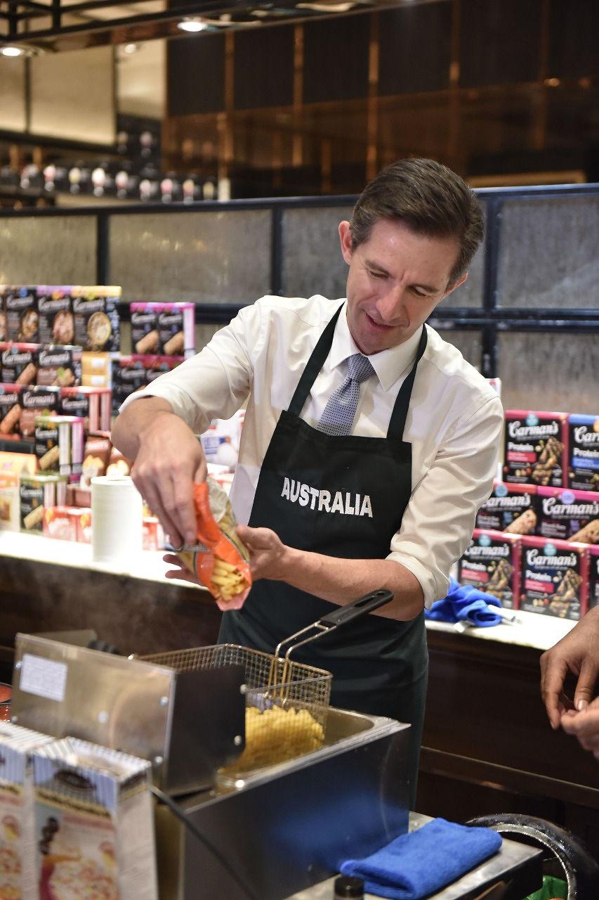 Photo of Minister Simon Birmingham cooking with Melbourne chef Sebastian Simon.