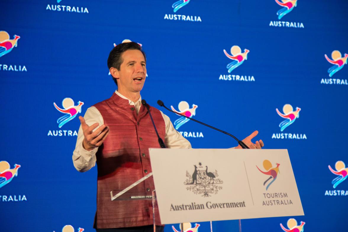 Photo of Minister Simon Birmingham making a speech at the Friends of Australia dinner.