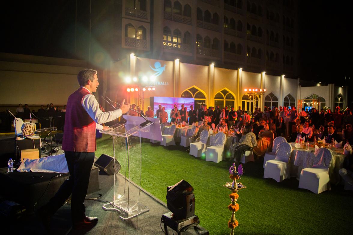 Photo of Minister Simon Birmingham making a speech at the Friends of Australia dinner