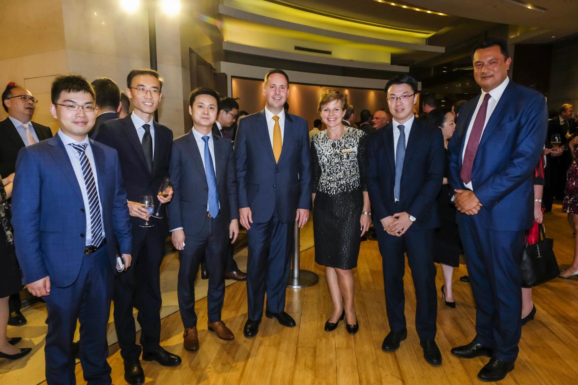 Federal Minister for Trade, Tourism & Investment Steven Ciobo at the Shanghai AustCham Awards Dinner with the Westpac China team.   Photo credit: DFaT/Chris Crerar(c)DFaT Australia / High res filename reference: 5148