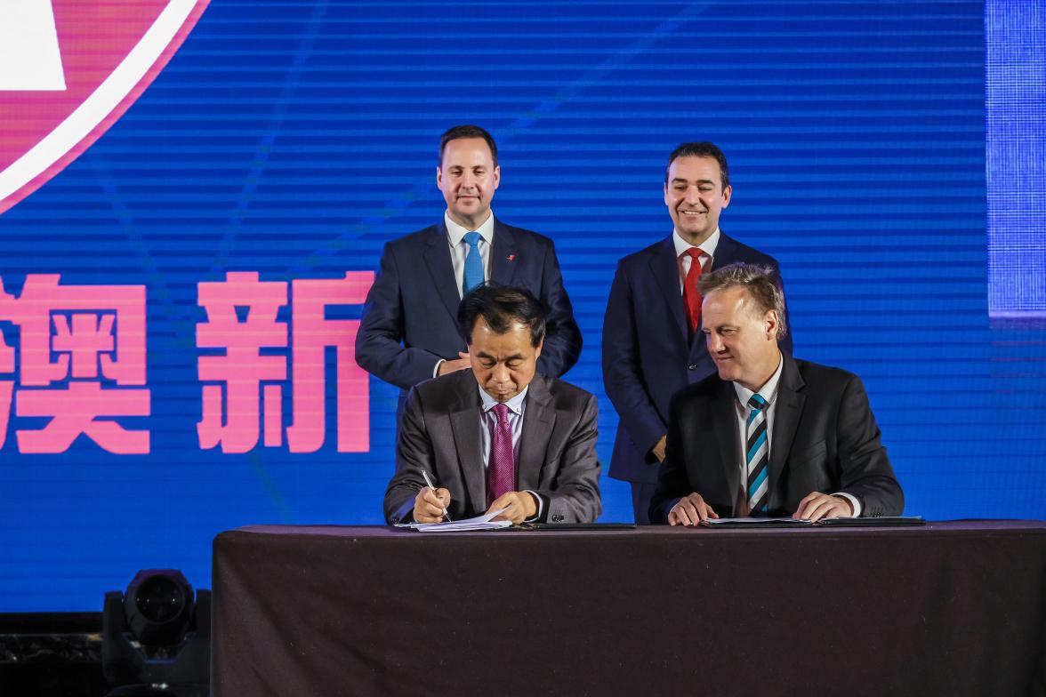 Federal Minister for Trade, Tourism & Investment Steven Ciobo witnessing the signing of the MOU at the 2018 Shanghai AFL Gala Dinner with the Premier of South Australia Steven Marshall by General Manager of Shanghai CRED Real Estate Mr Gui Guojie and the 