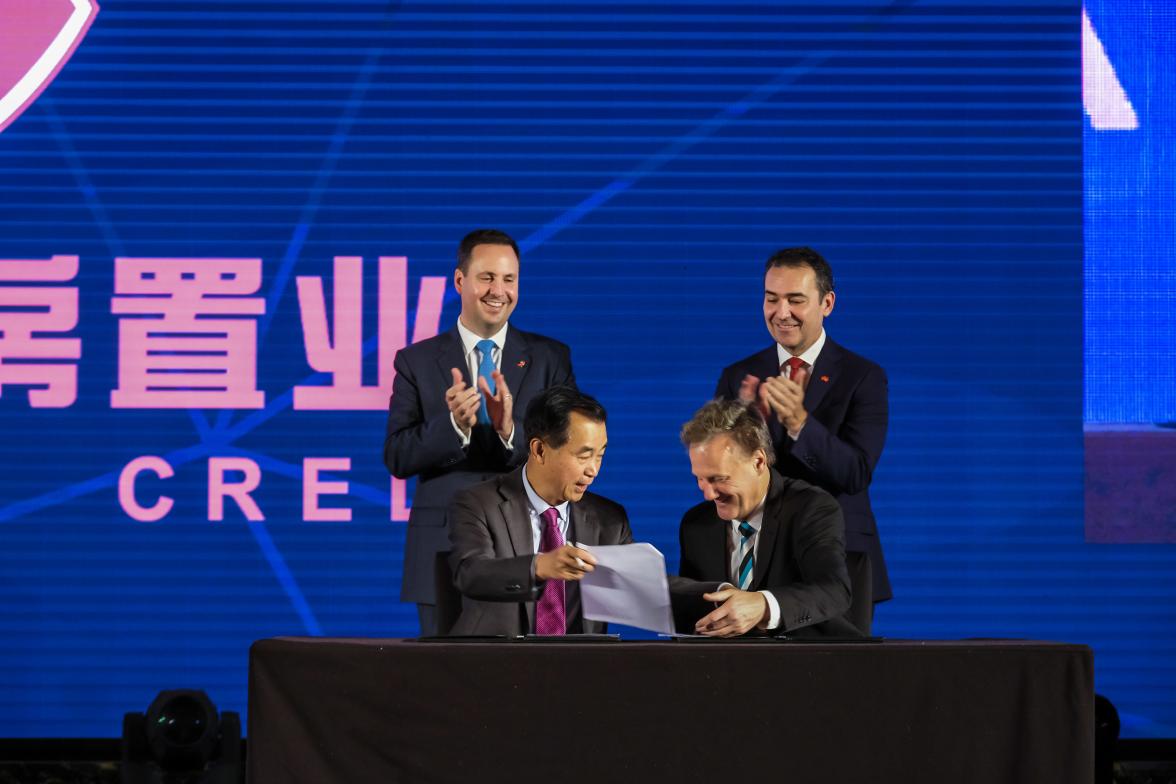 Federal Minister for Trade, Tourism & Investment Steven Ciobo witnessing the signing of the MOU with the Premier of South Australia Steven Marshall by General Manager of Shanghai CRED Real Estate Mr Gui Guojie and the CEO of Port Adelaide Football Club Mr