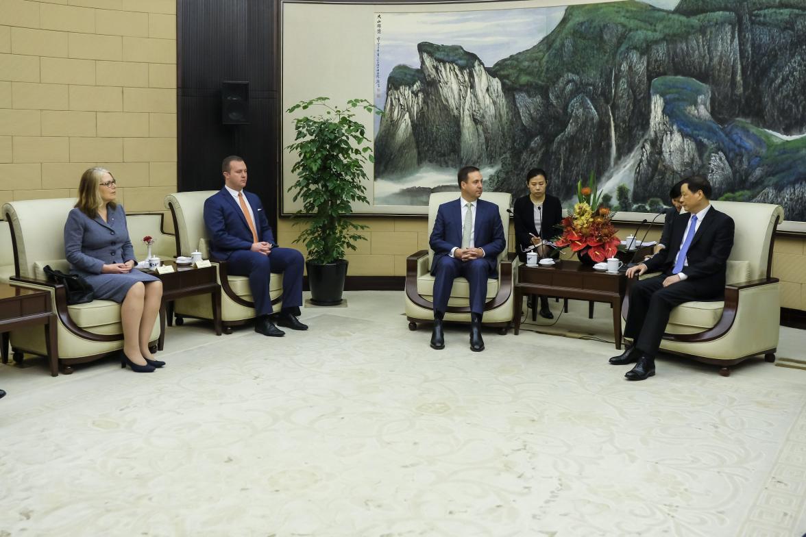 Federal Minister for Trade, Tourism & Investment Steven Ciobo meeting with Shanghai Mayor Ying Yong, flanked by Australian Ambassador to China Jan Adams and the Minister's Chief of Staff Alistair Mitchell                                 Photo credit: DFaT