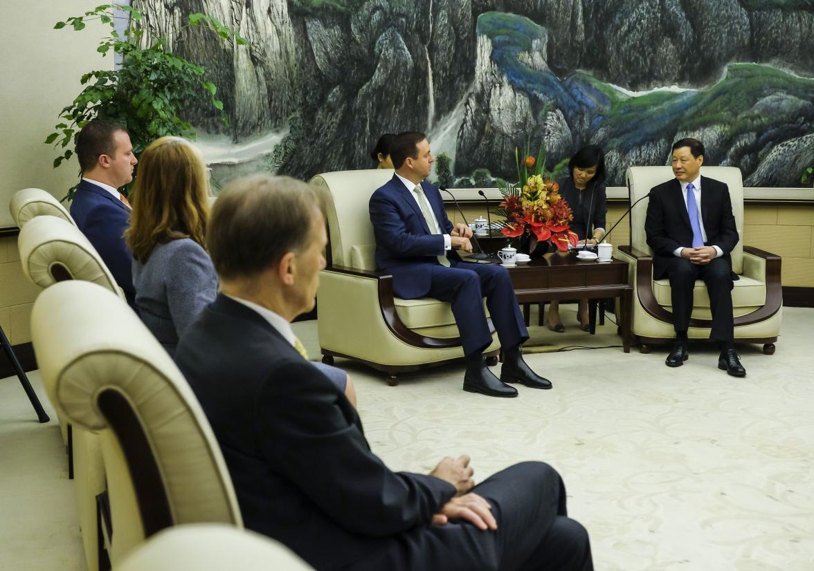 federal Minister for Trade, Tourism & Investment Steven Ciobo meeting with Shanghai Mayor Ying Yong (c)D with Shanghai Mayor Ying Yong            Photo credit: DFaT/Chris CrerarHigh res filename reference: 6614