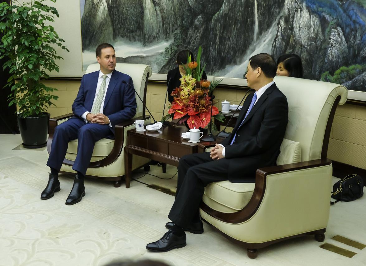 federal Minister for Trade, Tourism & Investment Steven Ciobo meeting with Shanghai Mayor Ying Yong             Photo credit: DFaT/Chris CrerarHigh res filename reference: 6683