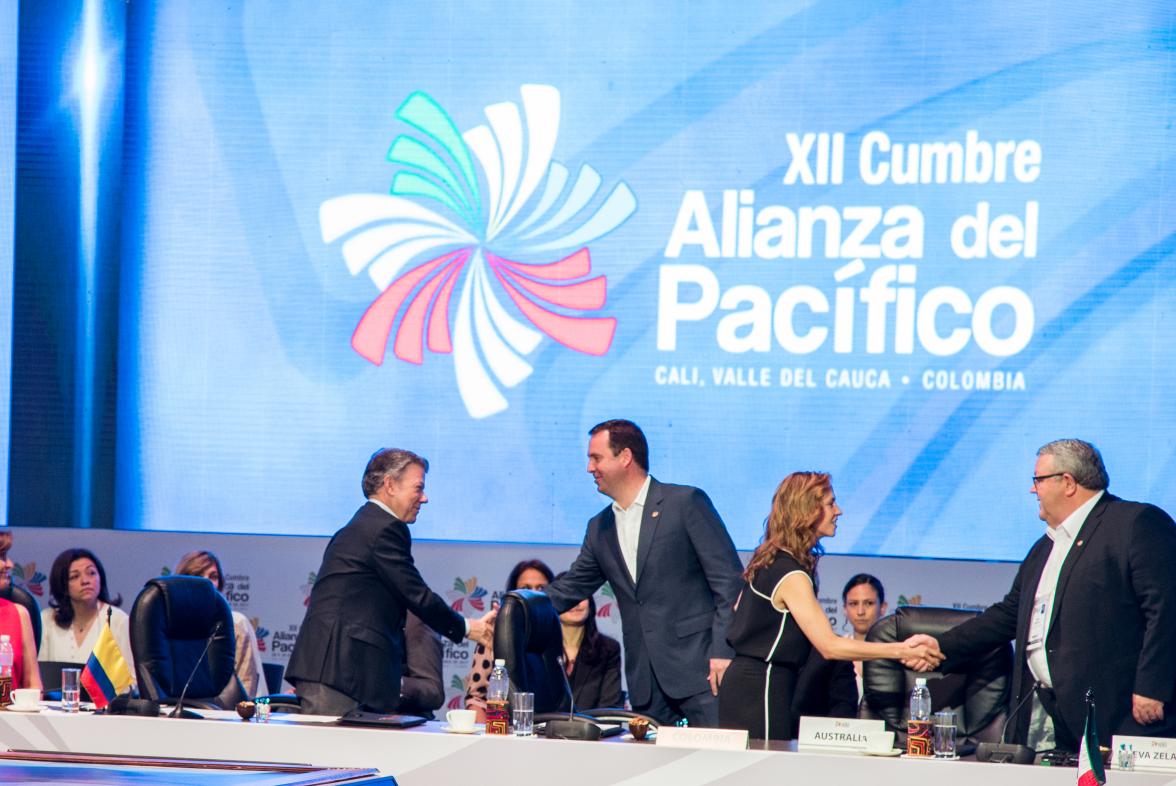 Minister for Trade, Tourism and Investment, the Hon Steven Ciobo MP, meeting Colombian President, Juan Manuel Santos, during the Plenary of the XII Pacific Alliance Summit in Cali, Colombia on 30 June 2017. Photo credit: DFAT/David García