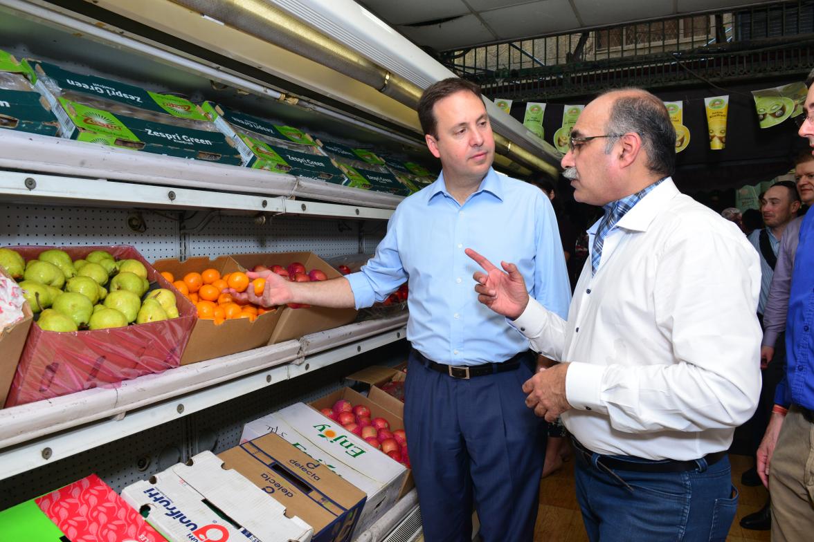 Minister for Trade, Tourism and Investment, the Hon Steven Ciobo MP, inspecting Asia’s largest fruit and vegetable wholesale market – the Azadpur Mandi, Delhi, 31 August 2017. With Mr Sudhir Suri, Chairman and CEO, Suri Agro Fresh Pvt. Ltd.