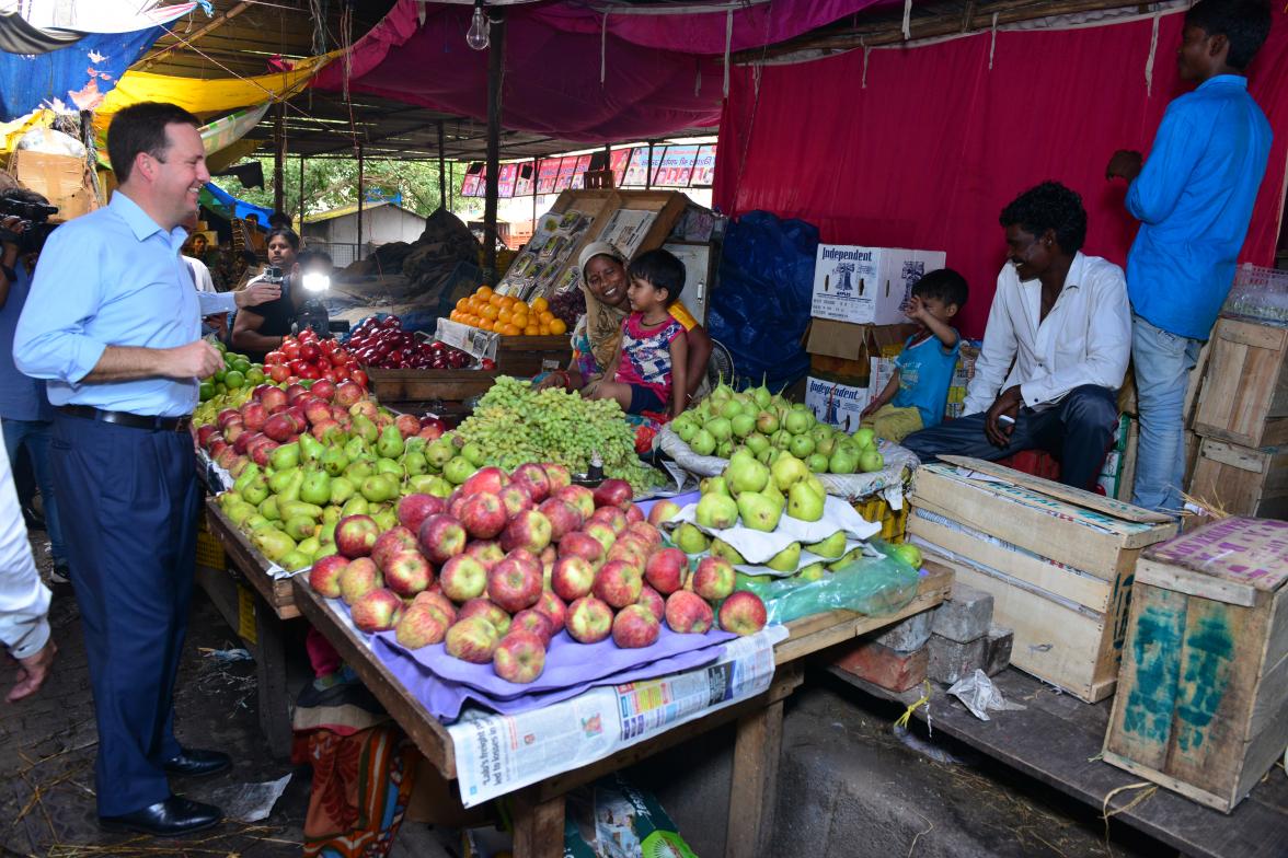 Minister for Trade, Tourism and Investment, the Hon Steven Ciobo MP, interacting with traders at Asia’s largest fruit and vegetable wholesale market – the Azadpur Mandi, Delhi, 31 August 2017.