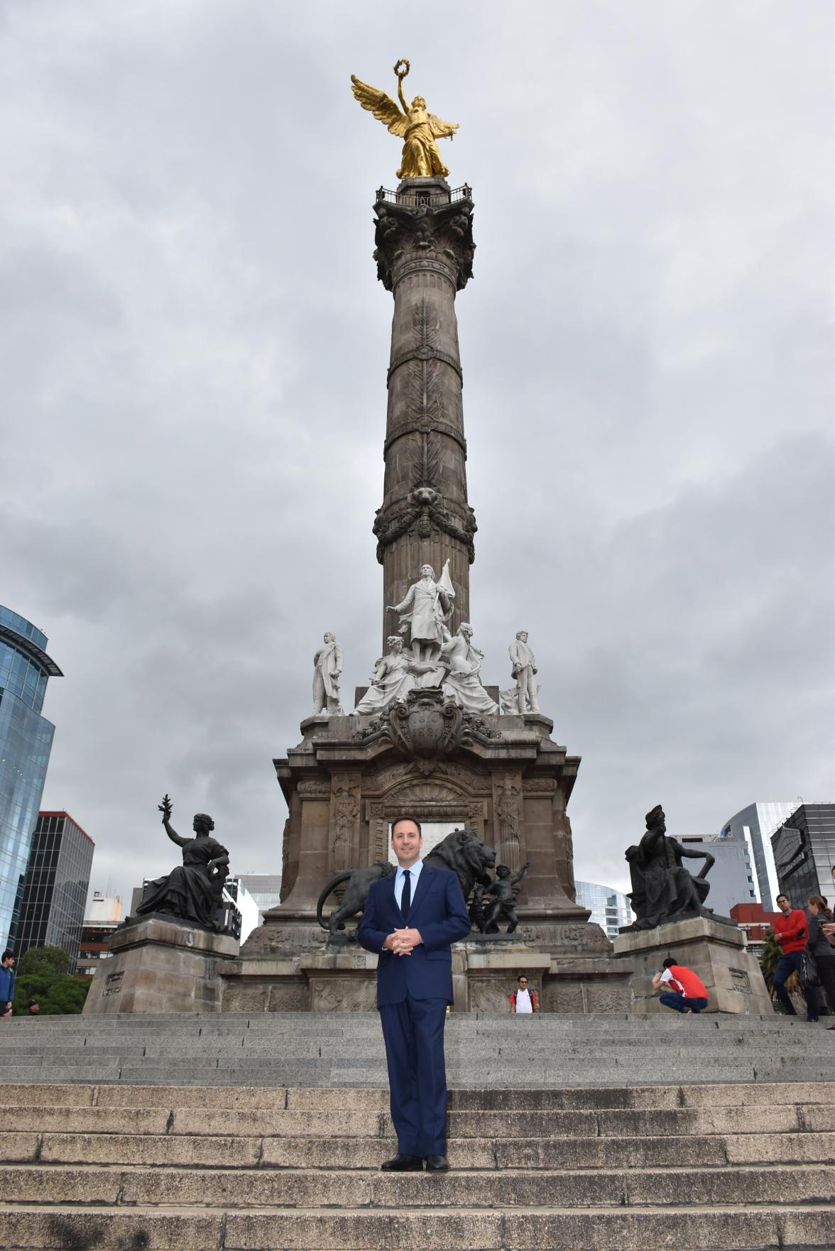 Minister Ciobo at the Angel of Independence monument in Mexico City