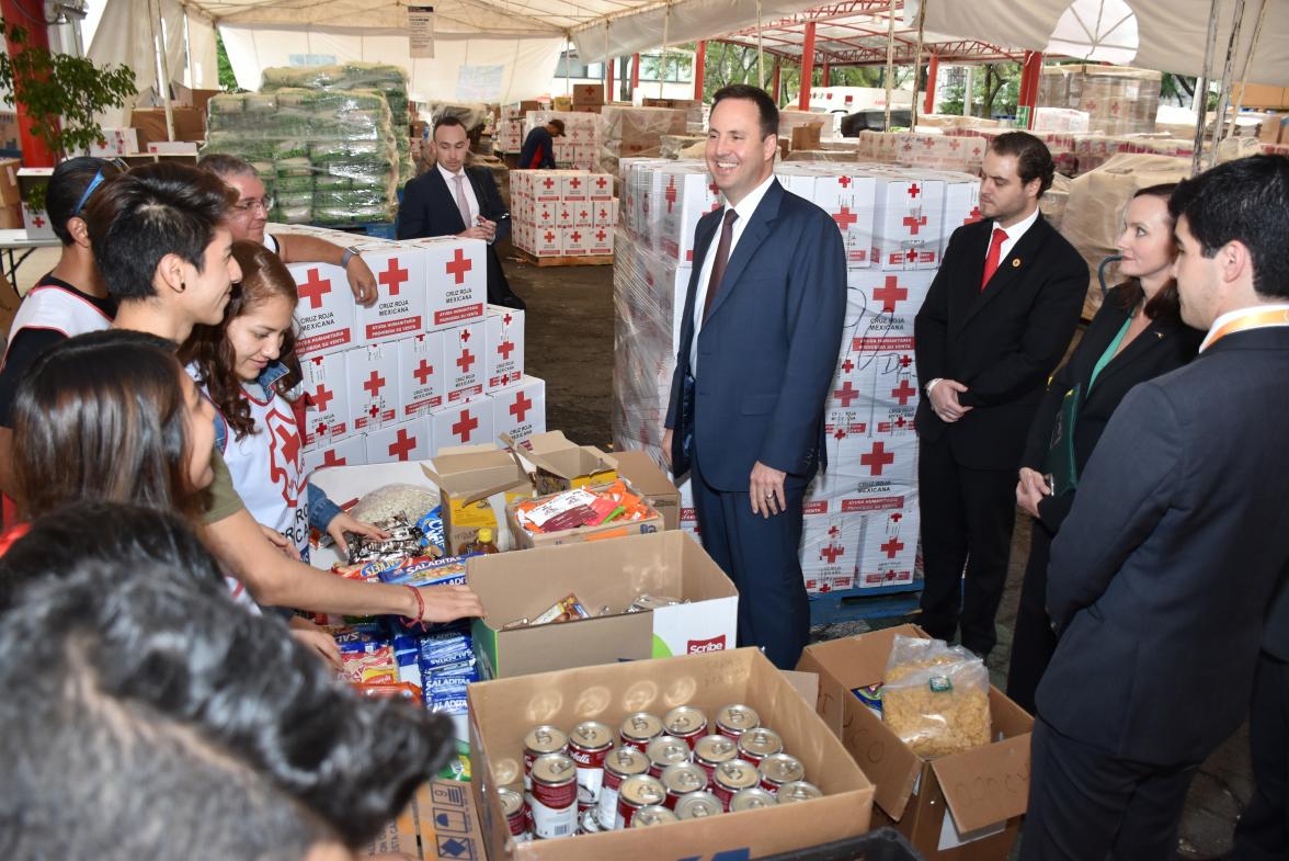 Minister Ciobo talking to Volunteers of the Red Cross with Secretary General of the Mexican Red Cross, Jose Antonio Monroy and volunteers and Senior Research and Media Manager of the Australian Embassy, Francisco Hinojosa.