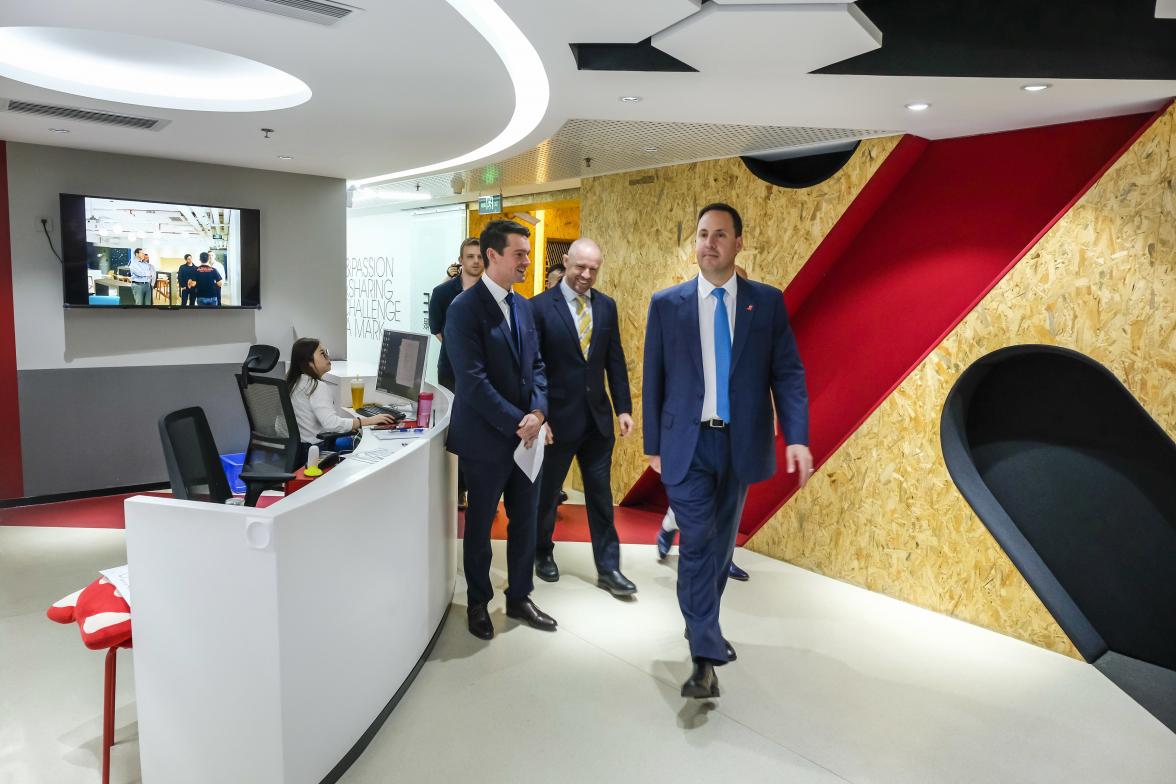 Federal Minister for Trade, Tourism & Investment Steven Ciobo given a tour of the Shanghai Landing Pad by Austrade representatives