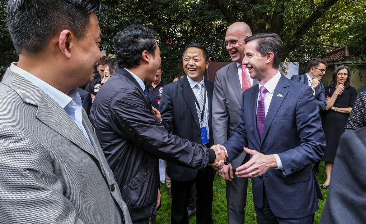 Federal Minister for Trade, Tourism & Investment Simon Birmingham meeting Chinese businessmen at the Shanghai Australian Consulate with Tourism Australia's North Asia head Andrew Hogg. Photo credit: DFaT/Chris CrerarHigh res filename reference: 5052