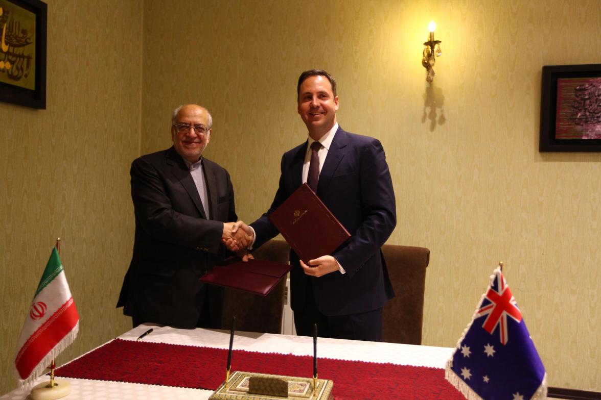 Minister for Trade, Tourism and Investment, Steven Ciobo, signs trade and investment memorandum of understanding with Mohammad Reza Nematzadeh, Iran’s Minister for Industry, Mines and Trade. Maya Restaurant, Tehran, 27 September 2016.