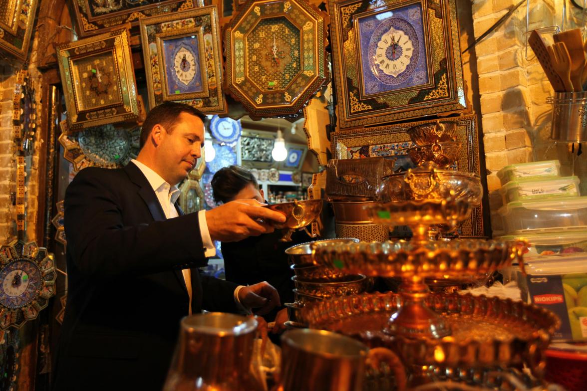 Minister for Trade, Tourism and Investment, Steven Ciobo, speaks with a copper merchant, Tehran Grand Bazaar, 28 September 2016.