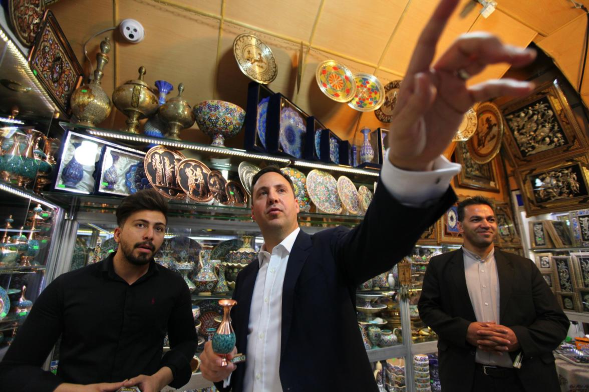 Minister for Trade, Tourism and Investment, Steven Ciobo, speaks with a copper merchant, Tehran Grand Bazaar, 28 September 2016.