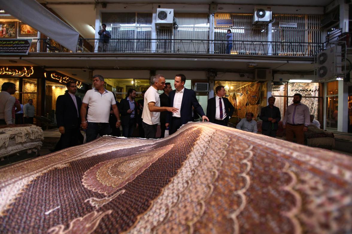 Minister for Trade, Tourism and Investment, Steven Ciobo, speaks with a carpet merchant, Tehran Grand Bazaar, 28 September 2016.