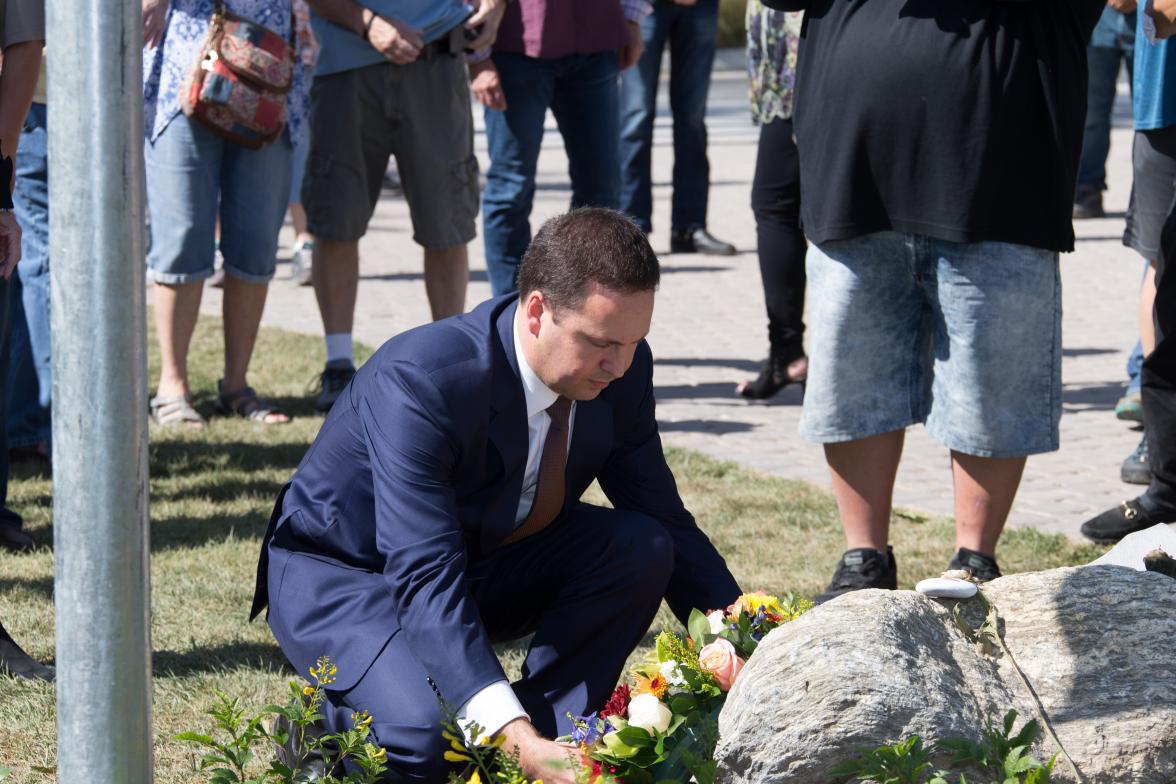 Trade, Tourism and Investment Minister Steven Ciobo lays a wreath at the Las Vegas Community Healing Garden, Thursday 12 October 2017