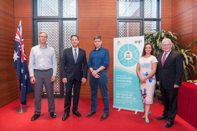 Minister for Trade, Tourism and Investment, the Hon Steven Ciobo MP, meeting with Australian winners of APEC app challenge, Chris Gough (1st left) and David Elliot (centre), along with Australian Ambassador to Vietnam HE Mr Craig Chittick (1st right) and