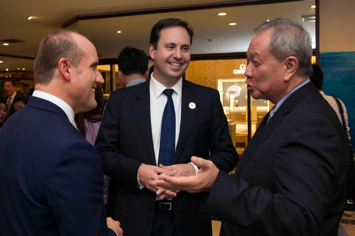 Minister for Trade, Tourism and Investment Steven Ciobo and Australian Ambassador to Laos John Williams (L) with Mr Oudet Souvannavong, President of the Lao National Chamber of Commerce and Industry, at an Australian Chamber of Commerce business dinner. V