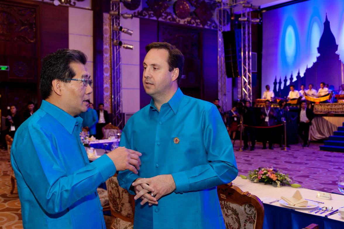 Minister for Trade, Tourism and Investment Steven Ciobo meets Mr Gregory So Kam-Leung, Hong Kong’s Secretary for Commerce and Economic Development, at the 21st ASEAN Economic Ministers’ Meeting Gala Dinner in Vientiane, Laos. 5 August 2016. Photo credit: