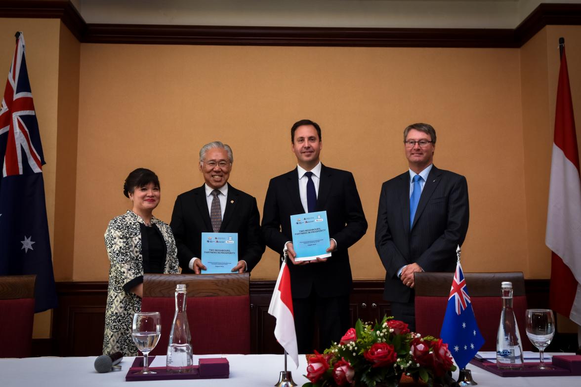 The Minister for Trade, Tourism and Investment, the Hon Steven Ciobo MP and Indonesia’s Trade Minister, Enggartiasto Lukita, accept the Indonesia-Australia Business Partnership Group report from Ibu Shinta Widjaja Kamdani and ACCI