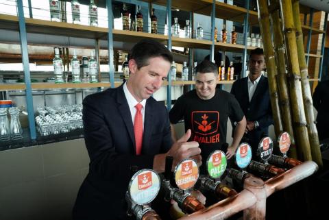 Photo of Minister Simon Birmingham pulling a beer at Cavalier Brewing. 