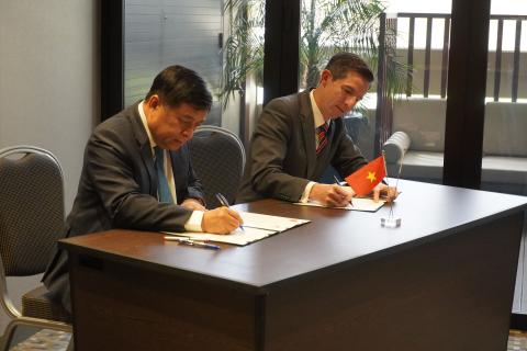 Photo of Minister for Planning and Investment Dung with Minister Birmingham signing the Australia Vietnam Economic Partnership.