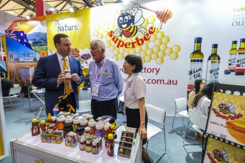 Federal Minister for Trade, Tourism & Investment Steven Ciobo at the Shanghai SIAL Food Industry Expo with the Director of Superbee Honey Factory, Ross Christiansen, at the Australian Pavillion.                                     Photo credit: DFaT/Chris