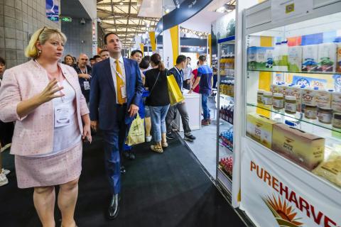 Federal Minister for Trade, Tourism & Investment Steven Ciobo at the Shanghai SIAL Food Industry Expo talking CEO of Food SA Catherine Sayer at the Australian Pavillion.                                         Photo credit: DFaT/Chris Crerar(c)DFaT Aust