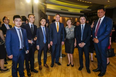 Federal Minister for Trade, Tourism & Investment Steven Ciobo at the Shanghai AustCham Awards Dinner with the Westpac China team.   Photo credit: DFaT/Chris Crerar(c)DFaT Australia / High res filename reference: 5150