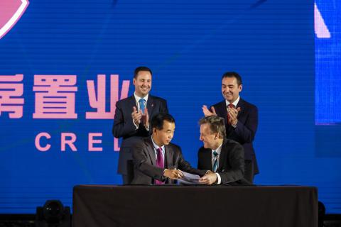 Federal Minister for Trade, Tourism & Investment Steven Ciobo witnessing the signing of the MOU with the Premier of South Australia Steven Marshall by General Manager of Shanghai CRED Real Estate Mr Gui Guojie and the CEO of Port Adelaide Football Club Mr