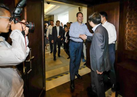 Federal Minister for Trade, Tourism & Investment Steven Ciobo meeting with Shanghai Vice-Mayor Chen Qun