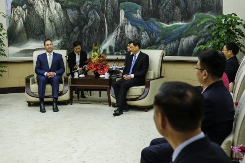 federal Minister for Trade, Tourism & Investment Steven Ciobo meeting with Shanghai Mayor Ying Yong             Photo credit: DFaT/Chris CrerarHigh res filename reference:  7476