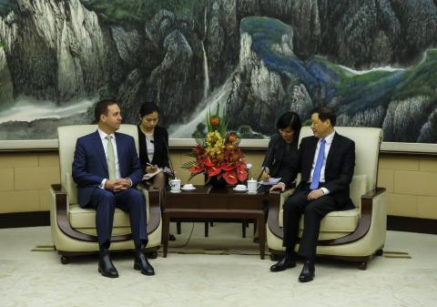 federal Minister for Trade, Tourism & Investment Steven Ciobo meeting with Shanghai Mayor Ying Yong            Photo credit: DFaT/Chris CrerarHigh res filename reference: 6582