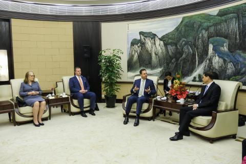 Federal Minister for Trade, Tourism & Investment Steven Ciobo meeting with Shanghai Mayor Ying Yong, flanked by Australian Ambassador to China Jan Adams and the Minister's Chief of Staff Alistair Mitchell                                 Photo credit: DFaT