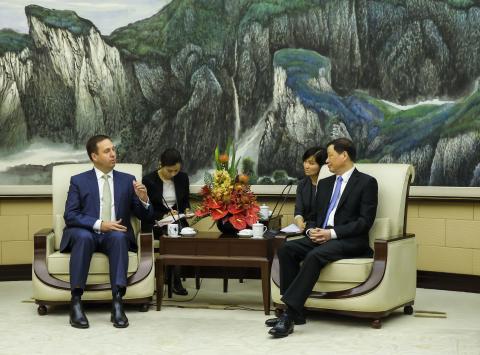 federal Minister for Trade, Tourism & Investment Steven Ciobo meeting with Shanghai Mayor Ying Yong                Photo credit: DFaT/Chris CrerarHigh res filename reference: 6721