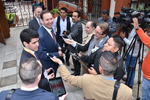 Minister Ciobo talking to Mexican media 