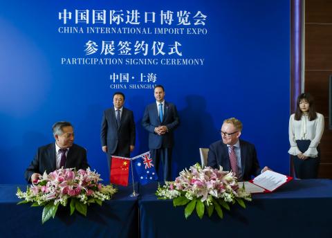 Federal Minister for Trade, Tourism & Investment Steven Ciobo witnessing the signing of the MOU with Mr Sun Chenghai (Chairman, CIIE Bureau) by Mr LIU Fuxue (Dep Dirsector-General NECC) and the Deputy CEO of AUSTRADE David Hazlehurst at the National Exhib