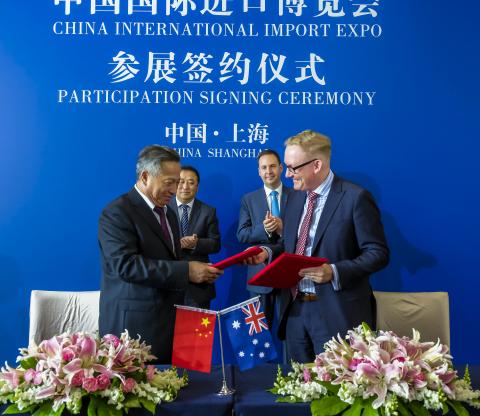 Federal Minister for Trade, Tourism & Investment Steven Ciobo witnessing the signing of the MOU with Mr Sun Chenghai (Chairman, CIIE Bureau) by Mr LIU Fuxue (Dep Dirsector-General NECC) and the Deputy CEO of AUSTRADE David Hazlehurst at the National Exhib