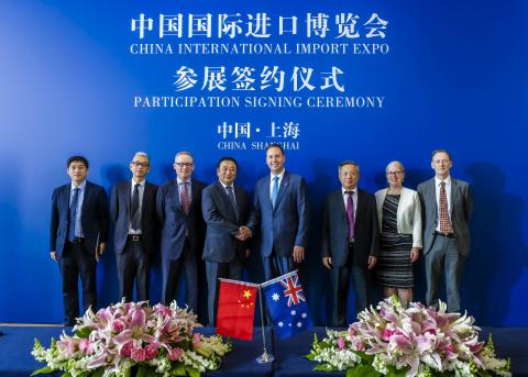 Federal Minister for Trade, Tourism & Investment Steven Ciobo shake after the signing of the MOU flanked by Mr Sun Chenghai (Chairman, CIIE Bureau) by Mr LIU Fuxue (Dep Dirsector-General NECC) and the Deputy CEO of AUSTRADE David Hazlehurst & on right Aus