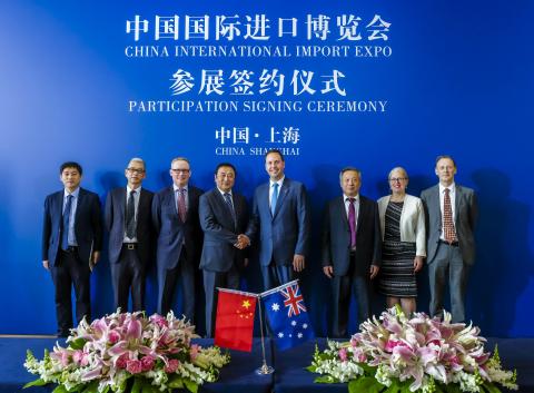 Federal Minister for Trade, Tourism & Investment Steven Ciobo shake after the signing of the MOU flanked by Mr Sun Chenghai (Chairman, CIIE Bureau) by Mr LIU Fuxue (Dep Dirsector-General NECC) and the Deputy CEO of AUSTRADE David Hazlehurst & on right Aus