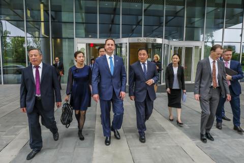 Federal Minister for Trade, Tourism & Investment Steven Ciobo after the the signing of the MOU with Mr Sun Chenghai (Chairman, CIIE Bureau) (RIGHT) at the National Exhibition & Convention Centre in Shanghai, where an MOU was to formalise Australia's parti