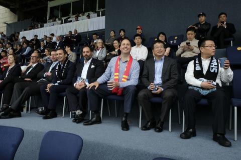 Federal Minister for Trade, Tourism & Investment Steven Ciobo at the AFL match in Shanghai with Shanghai Vice Mayor Professor Chen Qun          Photo credit: DFAT/Chris Crerar(c)DFAT Australia / High res filename reference: 6548